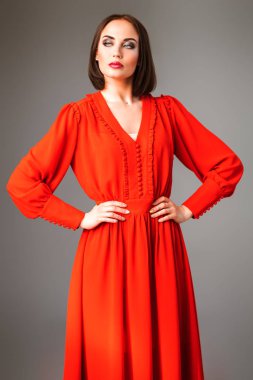 Kırmızı elbiseli Bayan