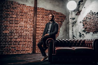 Gülümseyen yakışıklı beyefendi