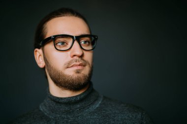 Yoğunlaşmış insan portresi