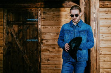 yakışıklı erkek güneş gözlüğü