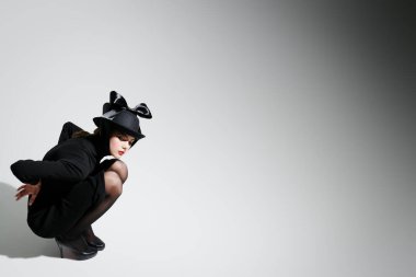 Siyah elbiseli güzel kız.