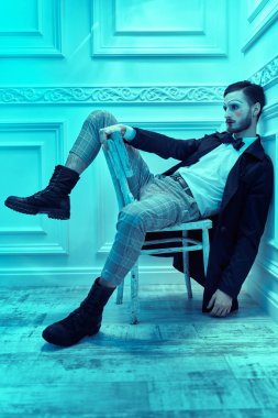 Sanatçı erkek makyajı