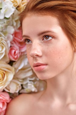 rüya gibi kızıl saçlı model.