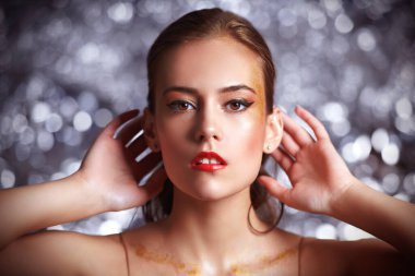 Parlak makyajlı ünlü 