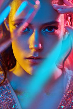 Çok renkli ışıkta portre