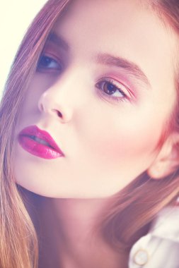 narin makyaj ve parlak dudaklar.