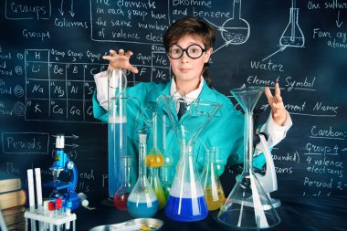 bilim adamı kimyasal deneyler yapma