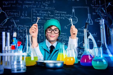 genç laboratuvar asistanı