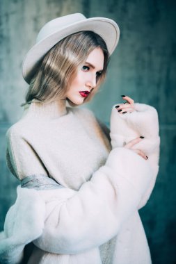 Kürk mantolu şehvetli bayan.