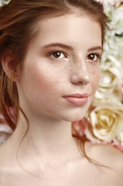 Gülümseyen büyüleyici gelin