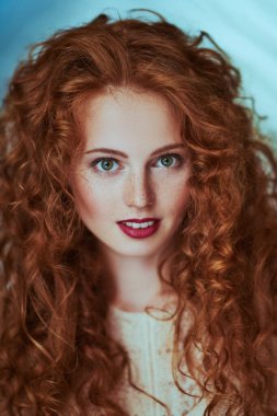 güzel kızıl saçlı model. 
