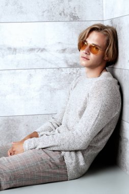 Yakışıklı, düşünceli bir adam.