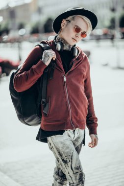 Modayı takip eden genç adam