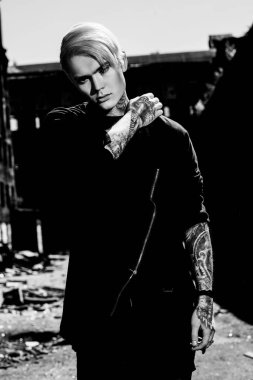 Sarışın doğulu adam