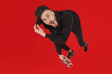 Çok komik bir snowboardcu.