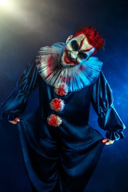 Kana susamış bir palyaço performansı