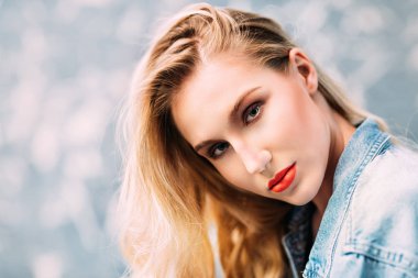 çarpıcı genç sarışın