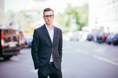 Öğrenci şehirde dolaşıyor.