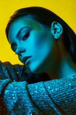 sarı ve yeşil portre