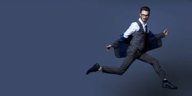 Zafere uçan motive olmuş bir iş adamının portresi. İş başarısı konsepti. Boşluğu kopyala.