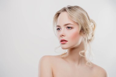 Doğal makyaj güzel bir sarışın kadınla portresi. Güzellik, saç bakım, kozmetik kavramı. Sağlık. Beyaz arka plan.