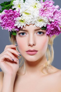 Yakın çekim çiçek çelenk şehvetli bahar kadın portresi. Güzellik, kozmetik. Kalıcı makyaj.
