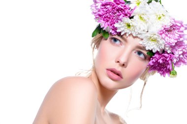 Yakın çekim çiçek çelenk şehvetli bahar kadın portresi. Güzellik, kozmetik. Kalıcı makyaj. Beyaz arka plan.