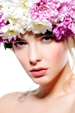 Yakın çekim çiçek çelenk şehvetli bahar kadın portresi. Güzellik, kozmetik. Kalıcı makyaj. Beyaz arka plan.