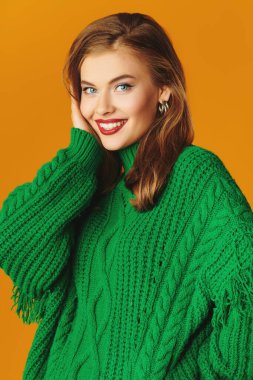 Moda fotoğrafı. Sarı arka planda parlak elbiseli, güzel, modern bir kızın portresi. Boşluğu kopyala.