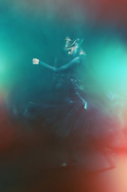 Güzel kız ifade ile Latin dans gerçekleştirir. Profesyonel dansçı hareket halinde. Güzellik, moda.