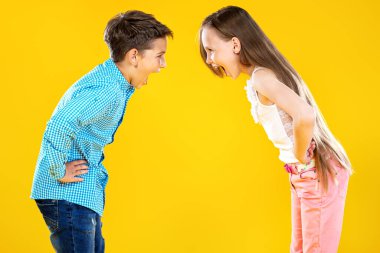 Sarı arka plan üzerinde iki neşeli genç çocuk bir portre. Yaz rahat çocuk moda.