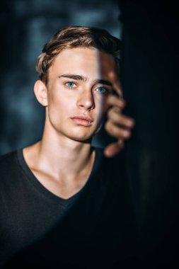 Siyah tişörtlü Genç, yakışıklı bir adamın portresi. Erkeklerin güzelliği, rahat moda.