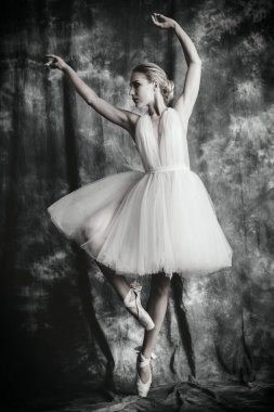 Grunge arka plan üzerinde stüdyoda poz zarif bir rafine kadın bale dansçısı tam uzunlukta portre. Yetenek, bale dansçıları için moda. 