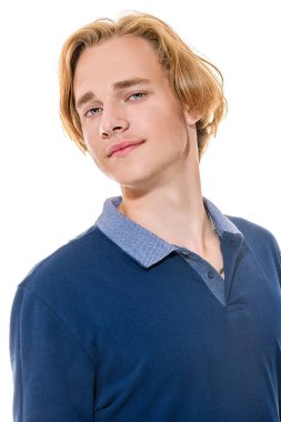 Beyaz arka plan üzerinde stüdyoda poz genç bir çekici adamın bir portresi. Rahat erkek moda, güzellik.