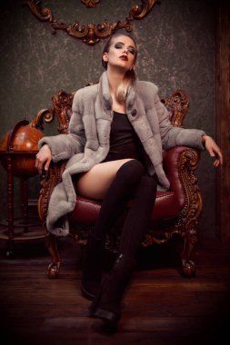 Ardiles poz lüks kürk paltolu güzel bir kadın portresi. Lüks, zengin yaşam tarzı. Ateş moda.