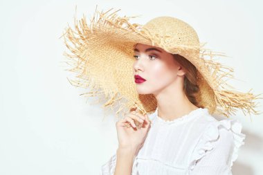 Beyaz bluz ve hasır şapkalı güzel romantik kız. Yaz sezonu. Güzellik ve kozmetik.