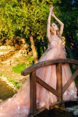 Çekici gelin kız yemyeşil etek bir yaz parkta poz ile güzel bir gelinlik. 