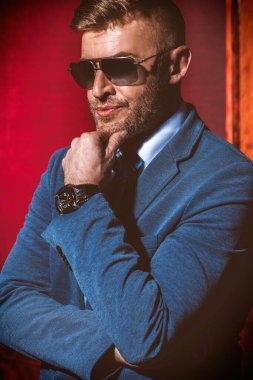 Gözlüklü yakışıklı bir adamın portresi. Erkek güzelliği, moda. Erkekler için optik.