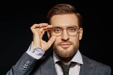 Gözlüklü vahşi yakışıklı bir adamın portresi. Erkek güzelliği, moda. Erkekler için Optik.