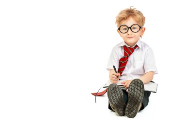 Defterde yazılı sevimli bir genç liseli bir portre. Okul, Kırtasiye, eğitim için çocuklar moda.