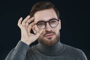 Gözlüklü, vahşi ve çekici bir adamın portresi. Erkek güzelliği, moda. Erkekler için optik.