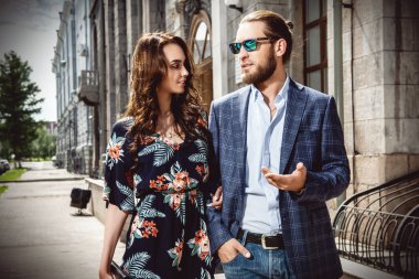 Şehirde yürüyen güzel bir gencin portresi. Yaz modası. 