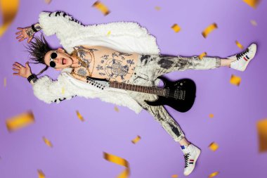 Stüdyo poz serin bir genç punk adam tam uzunlukta bir portre. Casual punk moda, güzellik.