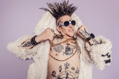 Stüdyoda poz veren serin bir genç punk adamın portresi. Casual punk moda, güzellik.