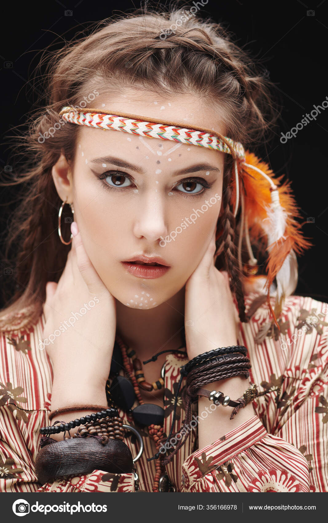 Portrait Une Belle Jeune Femme Avec Coiffure Maquillage 