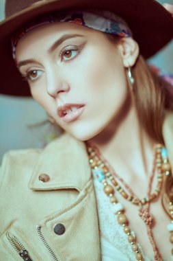 Modern bohem tarzı. Zarif doğal makyajı, boncukları ve boho tarzı kıyafetleri olan güzel bir genç kadının portresi.. 