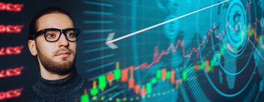 Düşünceli ve yakışıklı bir adamın portresi kâr ve satış grafiklerinin arka planında yer alıyor. İş için. Finansal piyasa. Ekonomi.