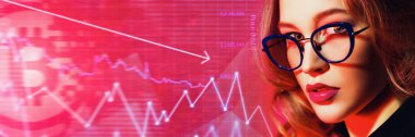 İşkadını portresi kırmızı arka planda ve bitcoin tabloları ile yakın plan. İş için. Ekonomi. Finans piyasası. 
