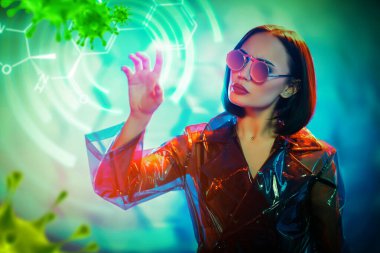 Kendini virüslerden koruyan sanal bilginin arka planına karşı abartılı koyu saçlı bir kadının portresi. Salgın, virüsler, sağlık hizmetleri. 