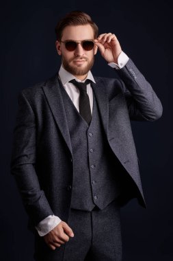 Güneş gözlüklü yakışıklı bir adamın portresi. Erkek güzelliği, moda. Erkekler için optik.